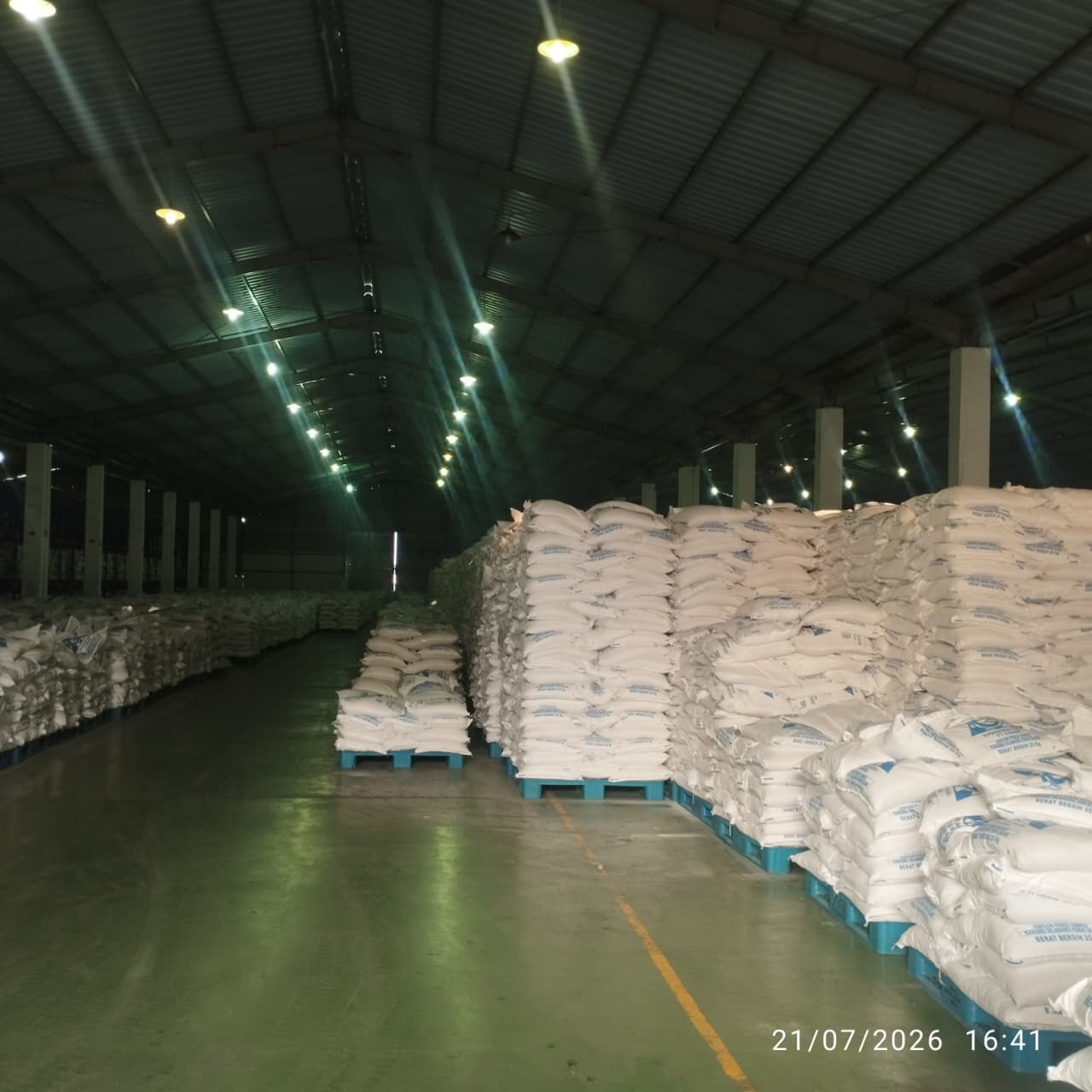 Stok karung garam tersusun di gudang